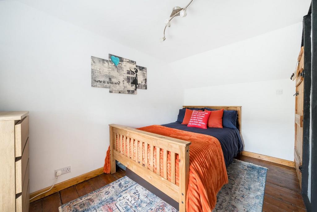Bed 2 corner 2.jpg