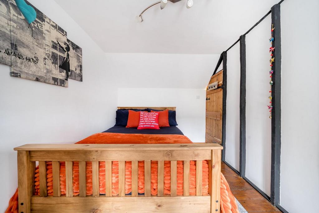 Bed 2 corner 1.jpg