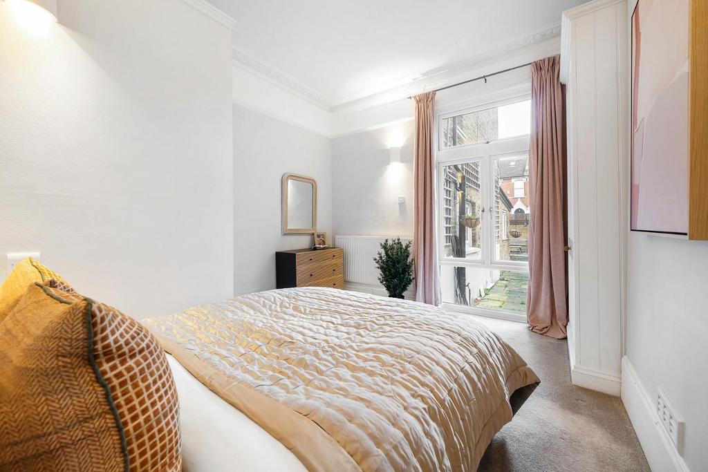 Bedroom 2 (2).JPG