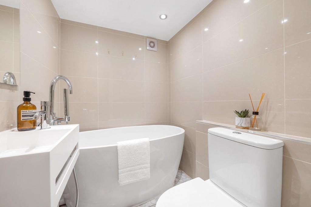 Bathroom 2.JPG