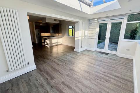 4 bedroom detached house to rent, Bronte Avenue, Christchurch BH23