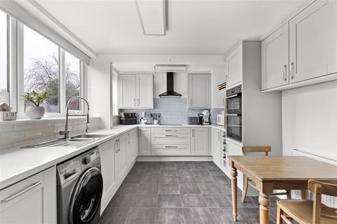 3 bedroom terraced house for sale, Keir Hardie Way, Barking