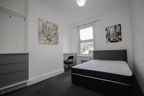 1 bedroom terraced house to rent, Broadway, Sheerness, ME12