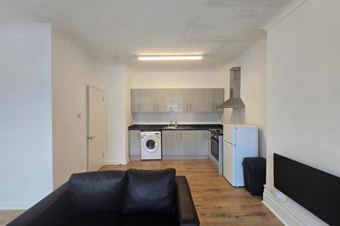 2 bedroom flat to rent, Sun Street, Waltham Abbey