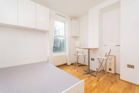 Studio to rent, Kilburn Park Road, Maida Vale, London, NW6