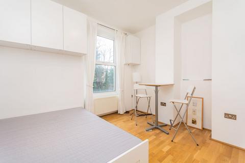 Studio to rent, Kilburn Park Road, Maida Vale, London, NW6