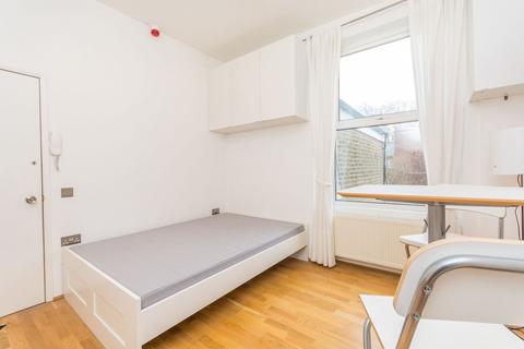 Studio to rent, Kilburn Park Road, Maida Vale, London, NW6