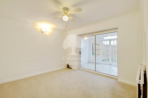 3 bedroom semi-detached house to rent, Woodstock Avenue , Langley SL3
