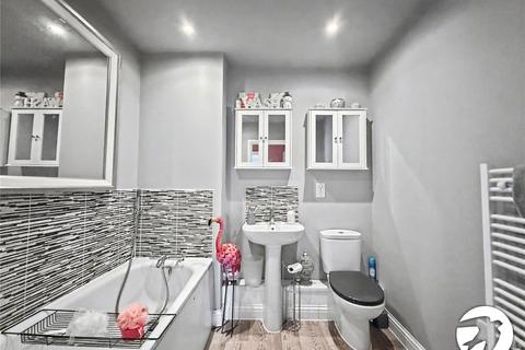 2 bedroom flat for sale, Lywood Drive, Sittingbourne, Kent, ME10
