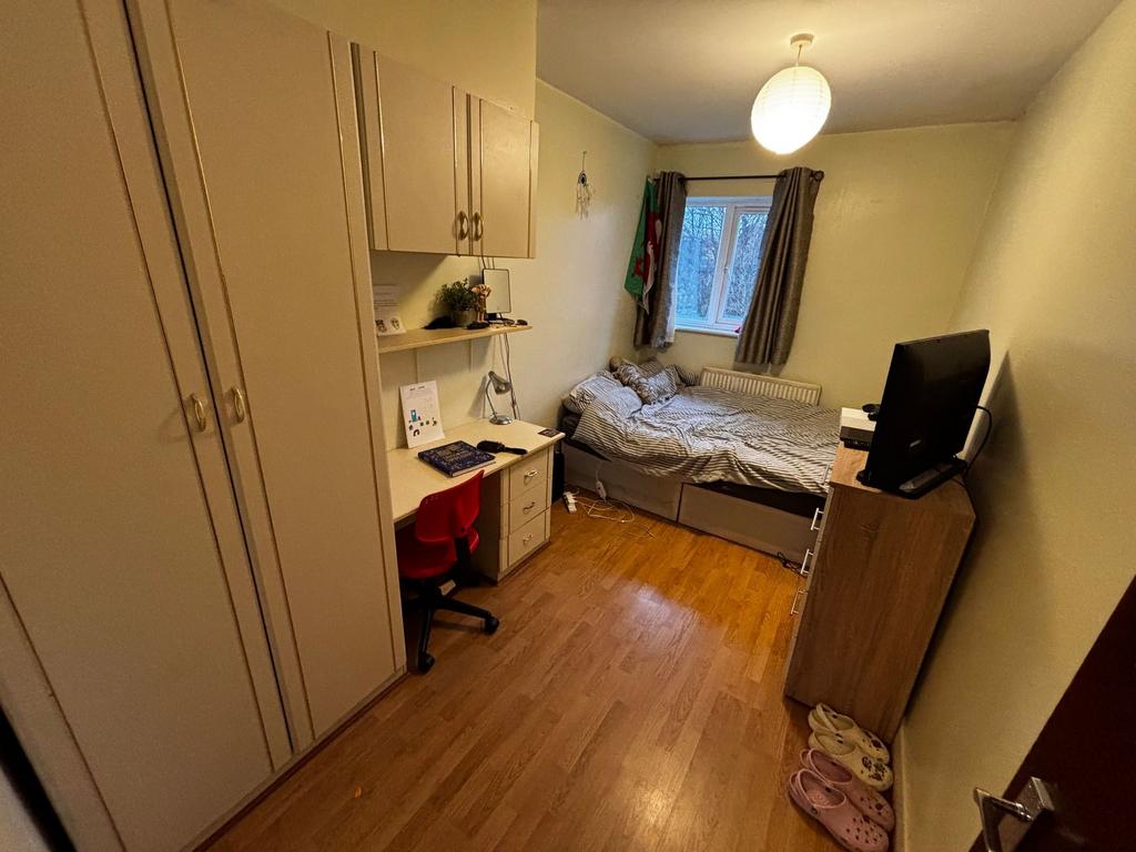Neat single bedroom with built-in wardrobes, a ...
