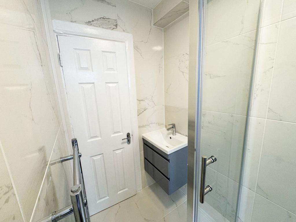 Bright modern bathroom with marble-effect tiles...