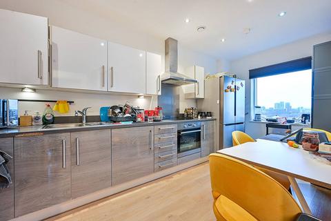 3 bedroom flat to rent, Lakeside Drive, Park Royal, London, NW10