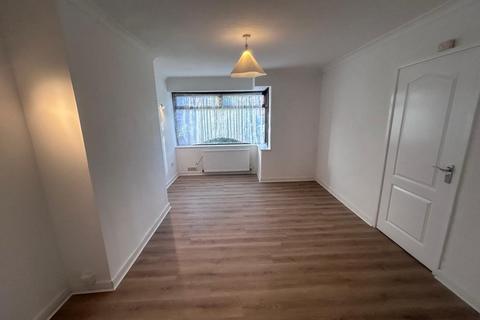 3 bedroom semi-detached house to rent, Lancaster Road, Salford,
