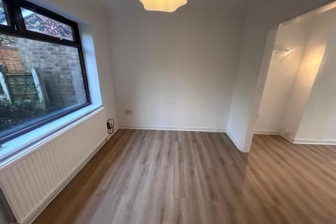 3 bedroom semi-detached house to rent, Lancaster Road, Salford,
