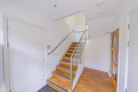 2 bedroom flat to rent, Roe Green Lane, Alban Court, AL10