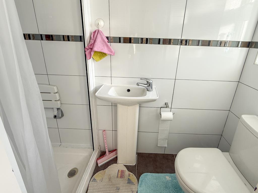 Tiled En Suite Shower Room