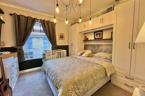 2 bedroom terraced house for sale, Queen Street, Glossop