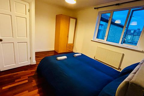 House of multiple occupation to rent, Cambridge Road, Ilford IG3