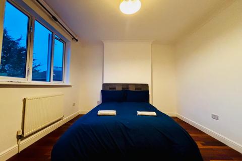 House of multiple occupation to rent, Cambridge Road, Ilford IG3