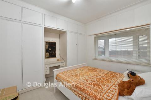 4 bedroom terraced house for sale, Eastern Avenue, Ilford, Essex