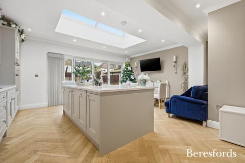 3 bedroom semi-detached house for sale, Trent Avenue, Upminster, RM14