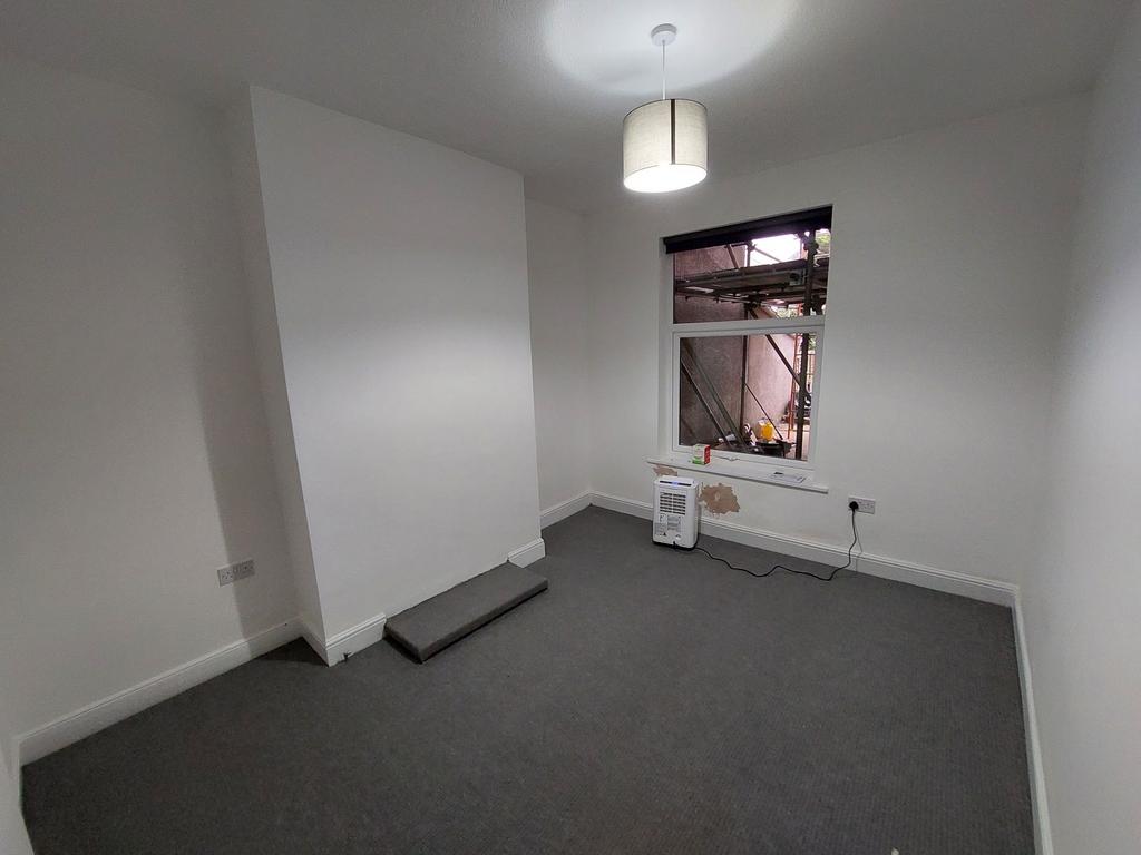 Bright, freshly painted single bedroom with neu...