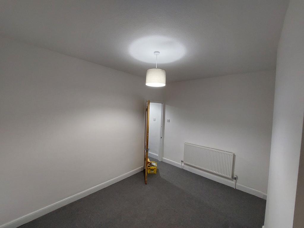 Bright, freshly painted single bedroom with neu...