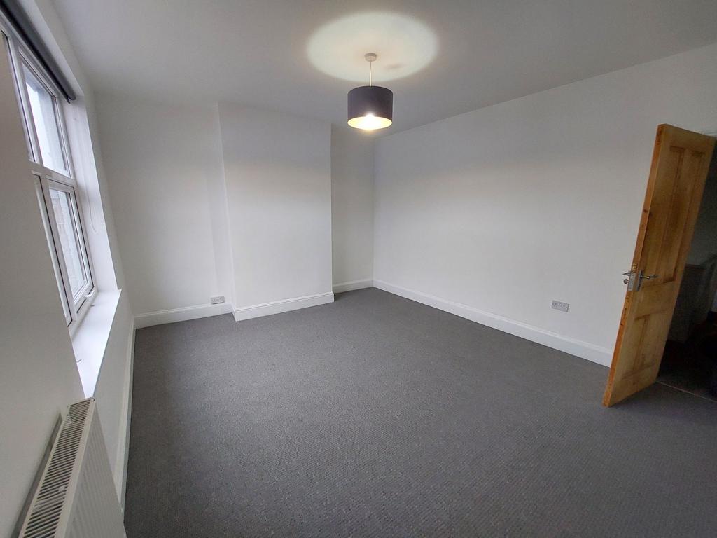 Bright, freshly painted double bedroom with lar...