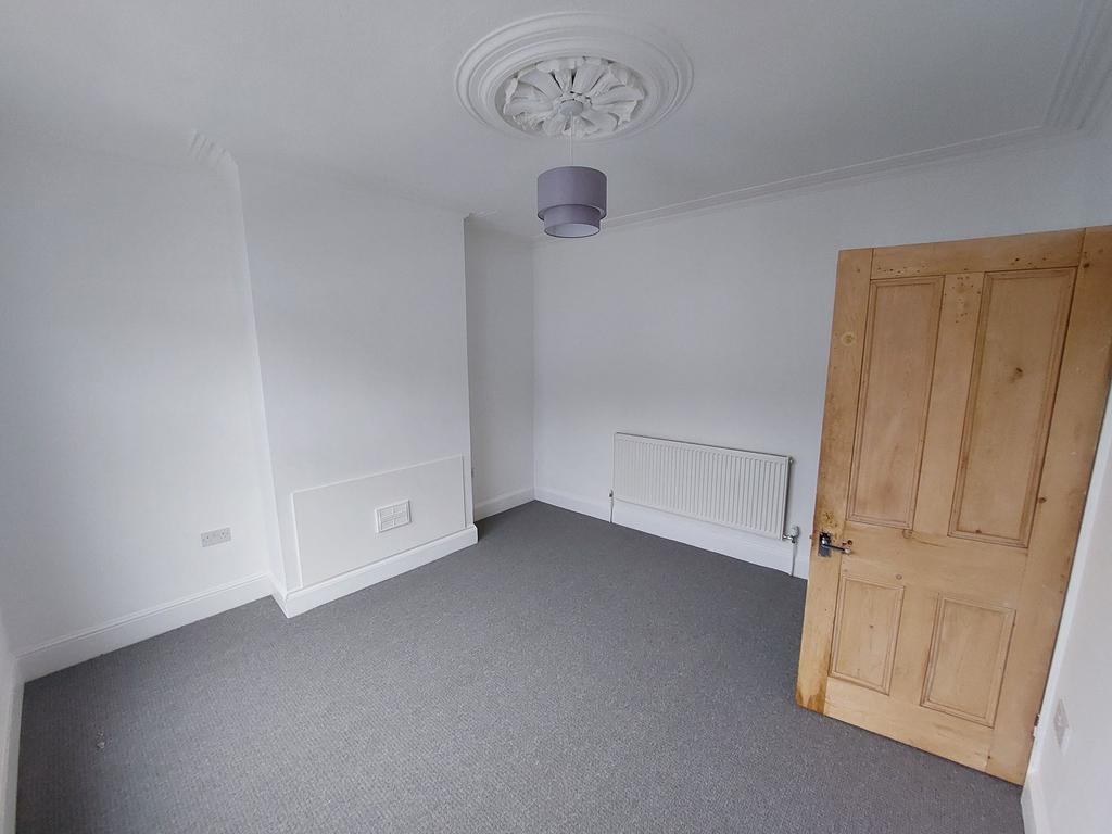 Bright, freshly painted double bedroom with neu...
