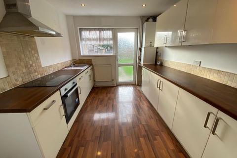 3 bedroom terraced house to rent, Tweed Glen, Romford