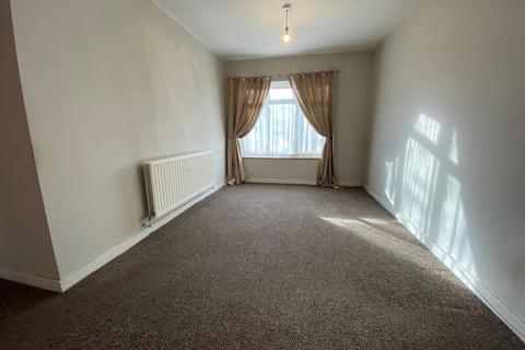 3 bedroom terraced house to rent, Tweed Glen, Romford