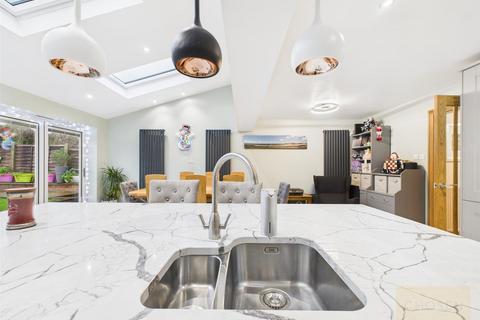 4 bedroom detached house for sale, Fircroft Close, Hucclecote, Gloucester