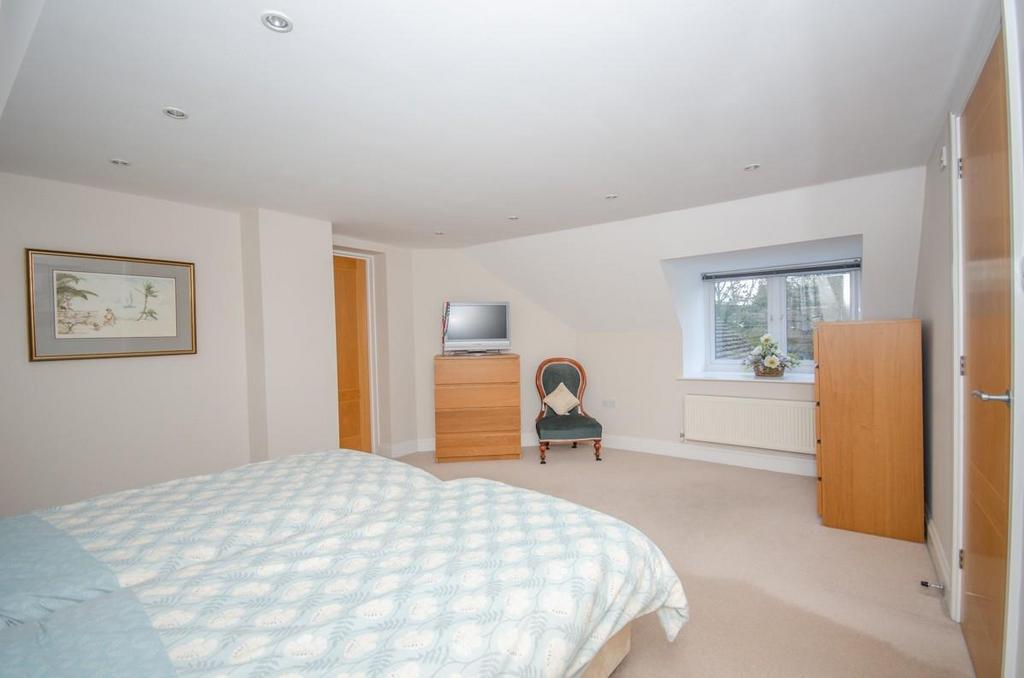 Bedroom 1 pic 2.jpg