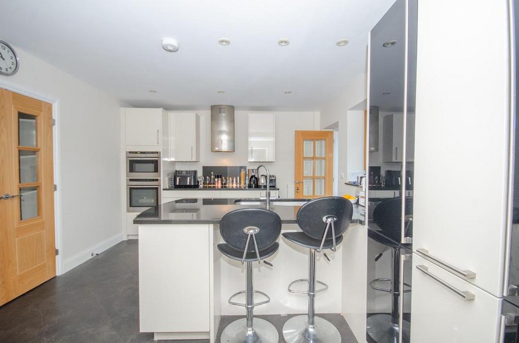 Kitchen pic 2.jpg