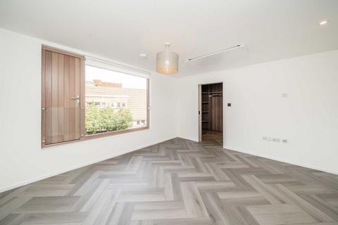 undefined, Broad Lane, Hampton TW12