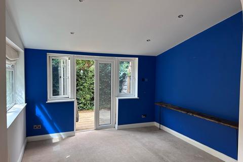 2 bedroom flat to rent, Thorney Hedge Road, London W4