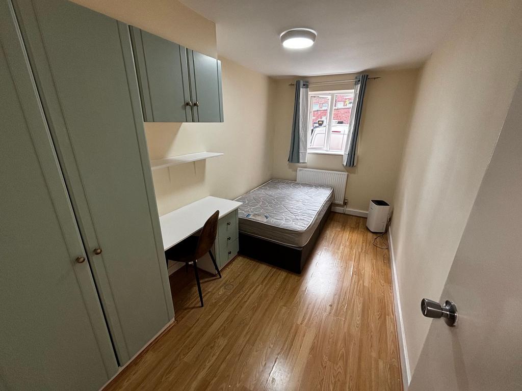 Bright and tidy single bedroom featuring a comf...