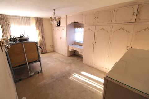 3 bedroom apartment for sale, Lodge Close, Edgware, HA8