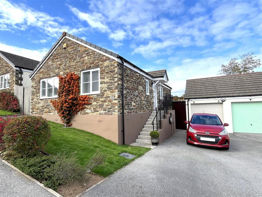 Driveway and garage.JPG