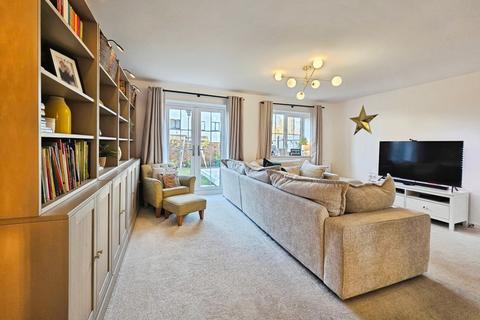 4 bedroom semi-detached house for sale, Honeysuckle Avenue, Willesborough, Ashford