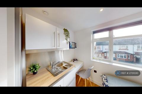 Studio to rent, Grasmere Avenue, London, W3