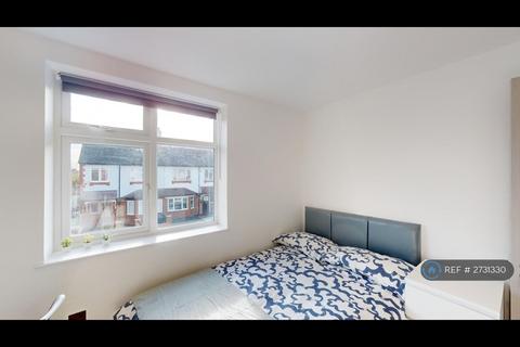 Studio to rent, Grasmere Avenue, London, W3