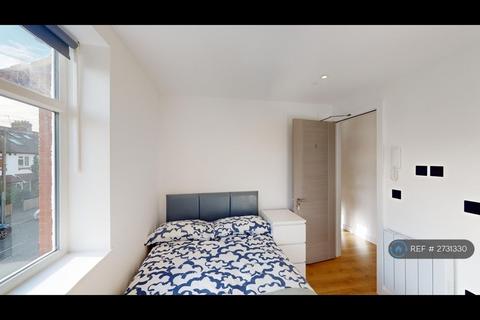 Studio to rent, Grasmere Avenue, London, W3