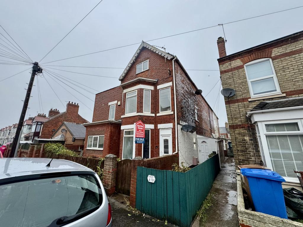 Two bedroom semi-detached house - For sale by auc