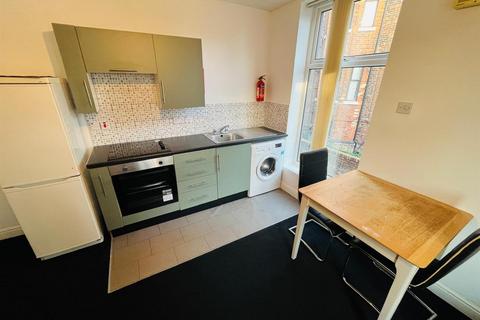 2 bedroom apartment to rent, Demesne Road, Whalley Range, Manchester