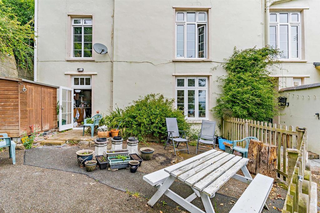 Patio to front