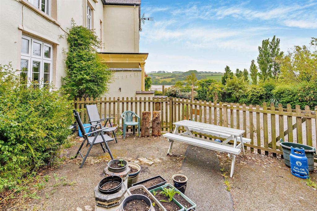Patio to front