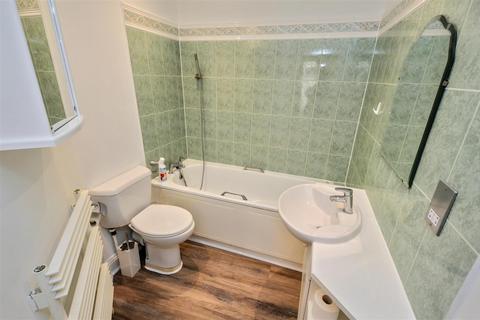 2 bedroom flat to rent, Selwyn Road, Eastbourne, BN21