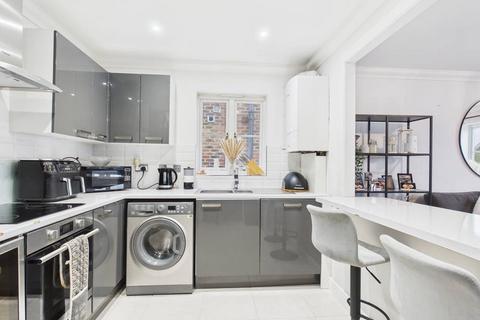 2 bedroom apartment for sale, Warren Road, Ashford, Surrey, TW15