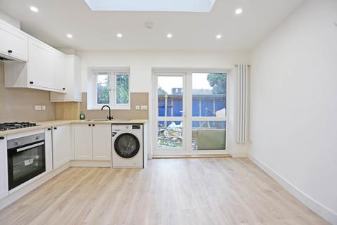 3 bedroom maisonette for sale, Grantham Court, Chadwell Heath, RM6